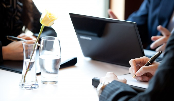 Smartphone et ordinateur portable sur table