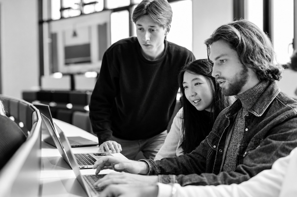Équipe informatique travaillant ensemble